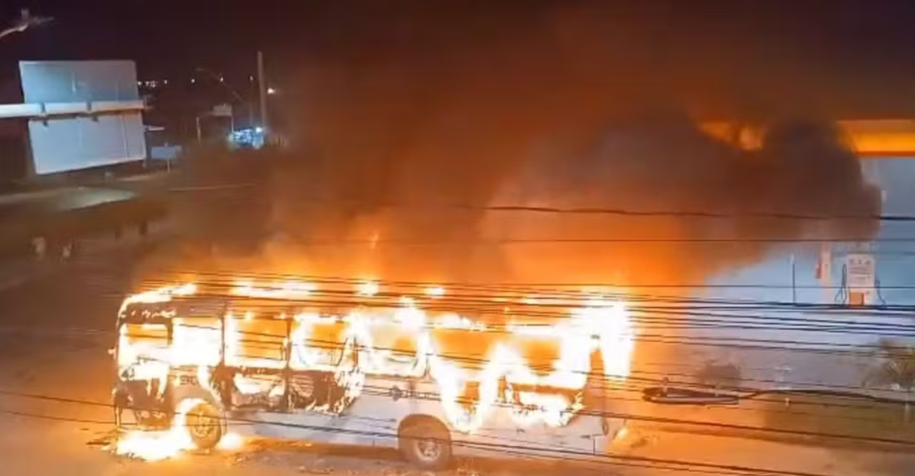 Ônibus coletivo pega fogo em Aracaju
