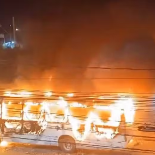 Ônibus coletivo pega fogo em Aracaju